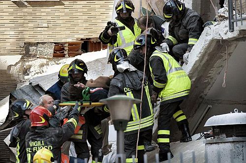 Bergung von Opfern aus den Tr&uuml;mmern
